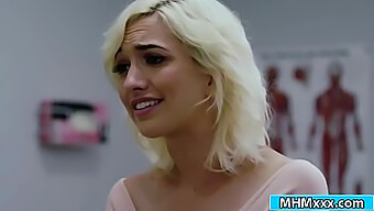 Elsa Jean Daje Swojemu Lekarzowi Zmysłowego Lodzika I Siada Na Twarzy.